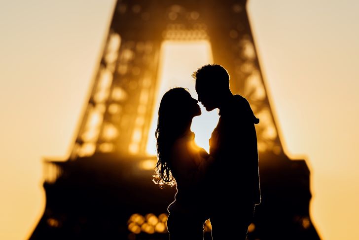 Verliefd Paar onder de Eiffeltoren in Parijs